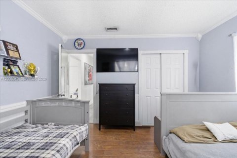 House in Hallandale Beach, Florida 3 bedrooms, 140.19 sq.m. № 2146446 - photo 12