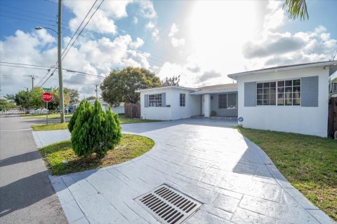 House in Hallandale Beach, Florida 3 bedrooms, 140.19 sq.m. № 2146446 - photo 28