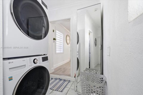 House in Hallandale Beach, Florida 3 bedrooms, 140.19 sq.m. № 2146446 - photo 25