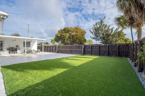 House in Hallandale Beach, Florida 3 bedrooms, 140.19 sq.m. № 2146446 - photo 24