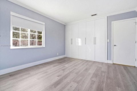 House in Hallandale Beach, Florida 3 bedrooms, 140.19 sq.m. № 2146446 - photo 15