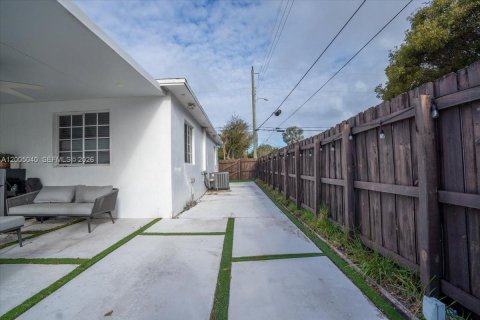 House in Hallandale Beach, Florida 3 bedrooms, 140.19 sq.m. № 2146446 - photo 22