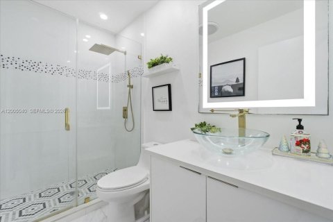 House in Hallandale Beach, Florida 3 bedrooms, 140.19 sq.m. № 2146446 - photo 13