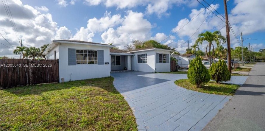 House in Hallandale Beach, Florida 3 bedrooms, 140.19 sq.m. № 2146446