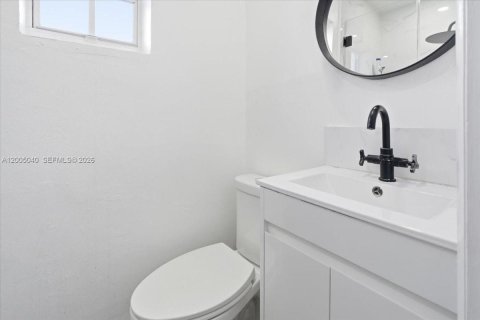 House in Hallandale Beach, Florida 3 bedrooms, 140.19 sq.m. № 2146446 - photo 17