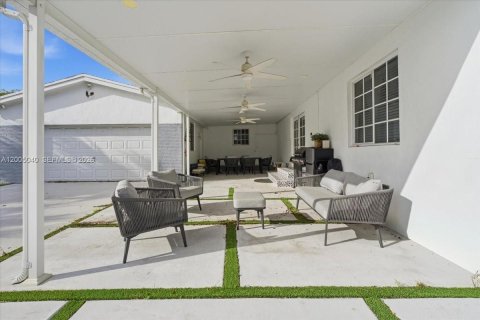 House in Hallandale Beach, Florida 3 bedrooms, 140.19 sq.m. № 2146446 - photo 20