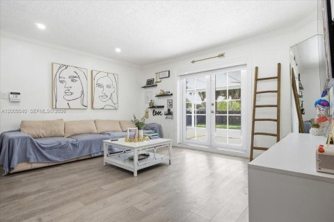 House in Hallandale Beach, Florida 3 bedrooms, 140.19 sq.m. № 2146446 - photo 5
