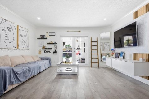 House in Hallandale Beach, Florida 3 bedrooms, 140.19 sq.m. № 2146446 - photo 6
