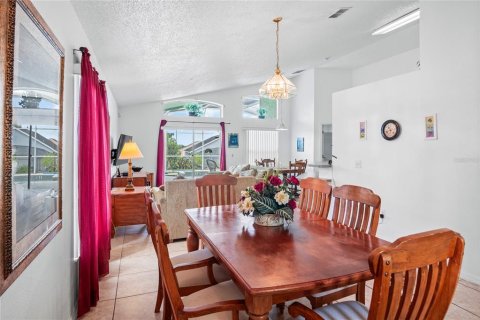 House in Davenport, Florida 4 bedrooms, 134.89 sq.m. № 1657731 - photo 5