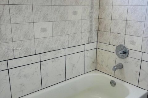 Купить кондоминиум в Халландейл-Бич, Флорида 2 спальни, 105.54м2, № 1731125 - фото 7