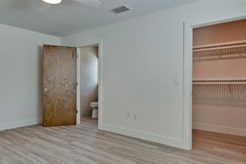 House in Longboat Key, Florida 3 bedrooms, 140.1 sq.m. № 1742612 - photo 19