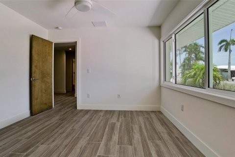 House in Longboat Key, Florida 3 bedrooms, 140.1 sq.m. № 1742612 - photo 26