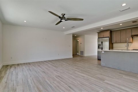 House in Longboat Key, Florida 3 bedrooms, 140.1 sq.m. № 1742612 - photo 10