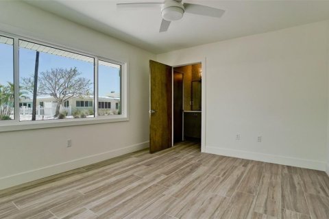 House in Longboat Key, Florida 3 bedrooms, 140.1 sq.m. № 1742612 - photo 24