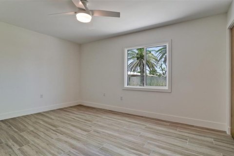 House in Longboat Key, Florida 3 bedrooms, 140.1 sq.m. № 1742612 - photo 21