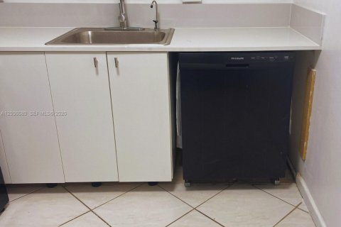 Condo in Pembroke Pines, Florida, 2 bedrooms  № 2170747 - photo 8
