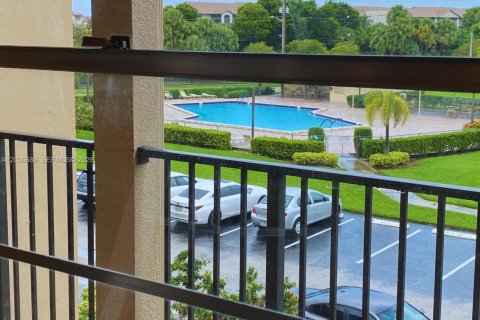 Condo in Pembroke Pines, Florida, 2 bedrooms  № 2170747 - photo 22