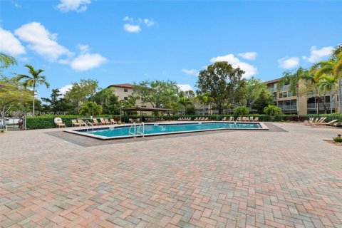 Condo in Pembroke Pines, Florida, 2 bedrooms  № 2170747 - photo 3