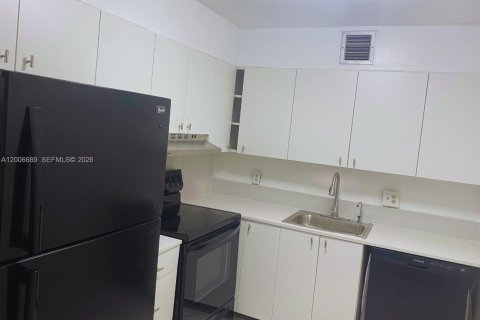 Condo in Pembroke Pines, Florida, 2 bedrooms  № 2170747 - photo 5