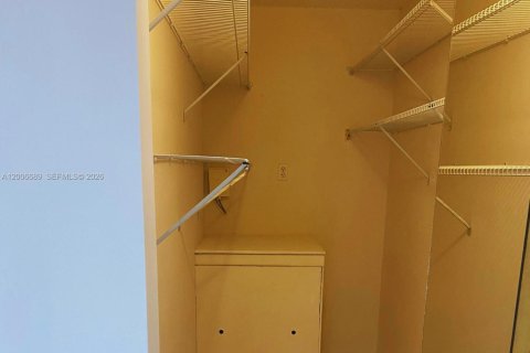 Condo in Pembroke Pines, Florida, 2 bedrooms  № 2170747 - photo 12