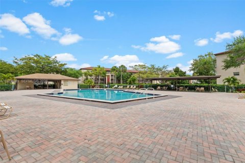 Condo in Pembroke Pines, Florida, 2 bedrooms  № 2170747 - photo 2
