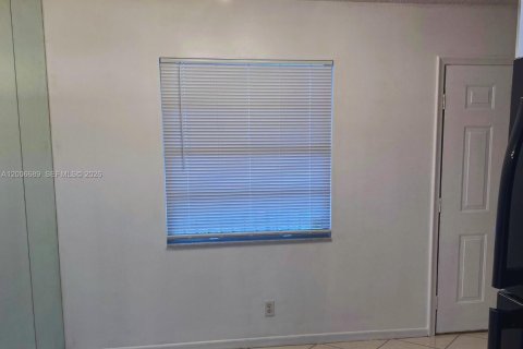 Condo in Pembroke Pines, Florida, 2 bedrooms  № 2170747 - photo 11
