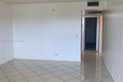 Condo in Pembroke Pines, Florida, 2 bedrooms  № 2170747 - photo 15