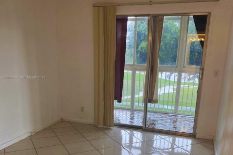 Condo in Pembroke Pines, Florida, 2 bedrooms  № 2170747 - photo 13
