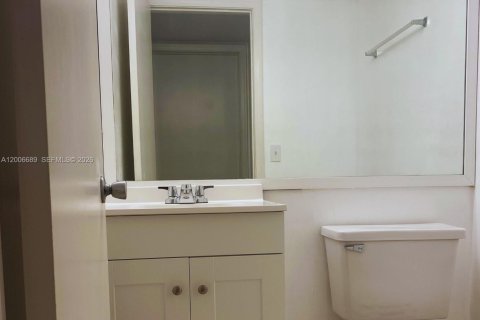 Condo in Pembroke Pines, Florida, 2 bedrooms  № 2170747 - photo 9