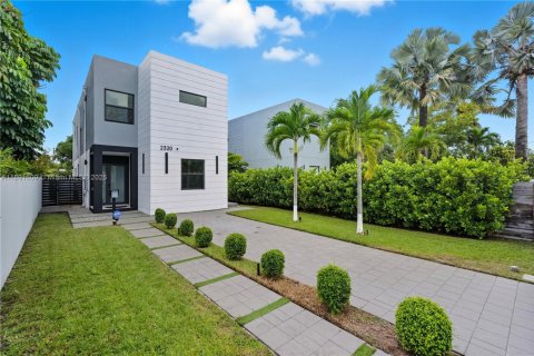 House in Miami, Florida 4 bedrooms, 240.99 sq.m. № 1944126 - photo 1