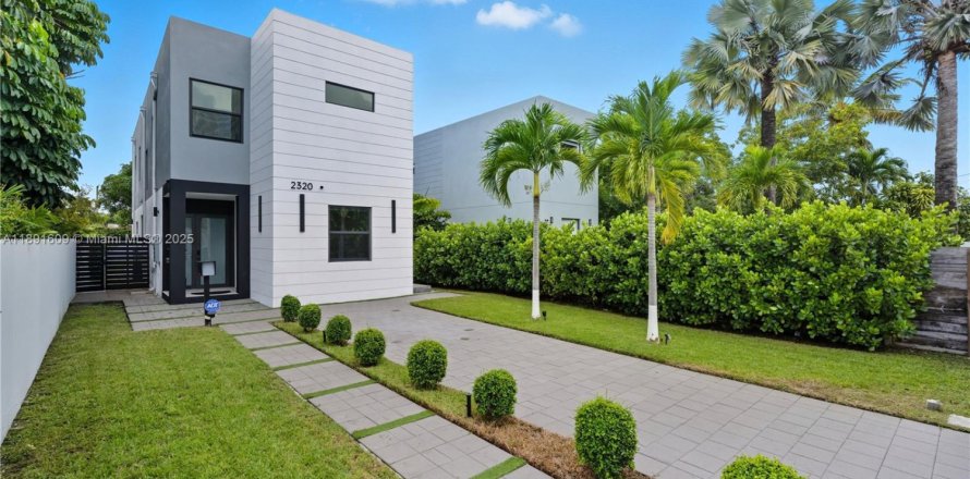 House in Miami, Florida 4 bedrooms, 240.99 sq.m. № 1944126