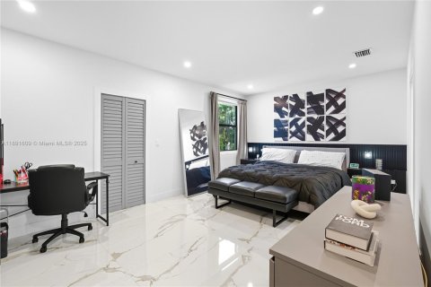 House in Miami, Florida 4 bedrooms, 240.99 sq.m. № 1944126 - photo 14