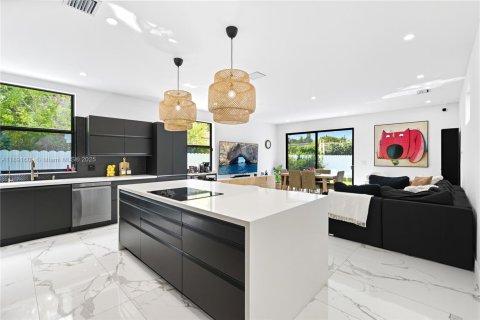 House in Miami, Florida 4 bedrooms, 240.99 sq.m. № 1944126 - photo 8
