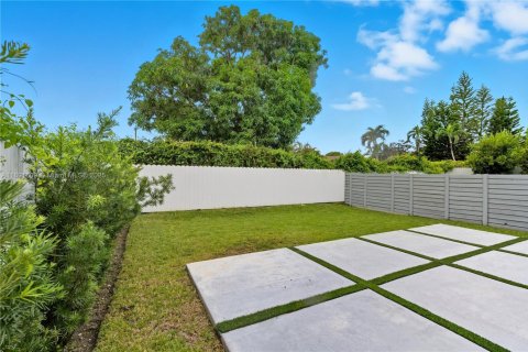 House in Miami, Florida 4 bedrooms, 240.99 sq.m. № 1944126 - photo 24