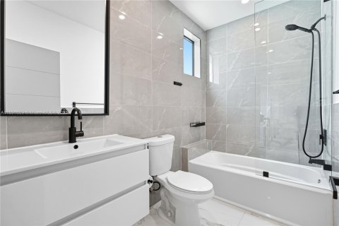 House in Miami, Florida 4 bedrooms, 240.99 sq.m. № 1944126 - photo 23