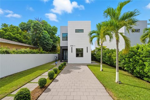House in Miami, Florida 4 bedrooms, 240.99 sq.m. № 1944126 - photo 3