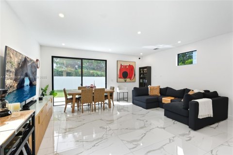 House in Miami, Florida 4 bedrooms, 240.99 sq.m. № 1944126 - photo 6