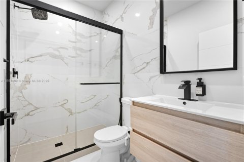 House in Miami, Florida 4 bedrooms, 240.99 sq.m. № 1944126 - photo 12