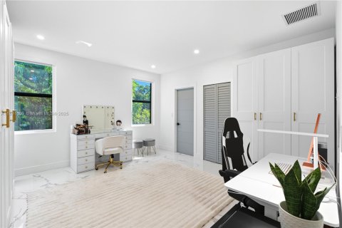 House in Miami, Florida 4 bedrooms, 240.99 sq.m. № 1944126 - photo 21