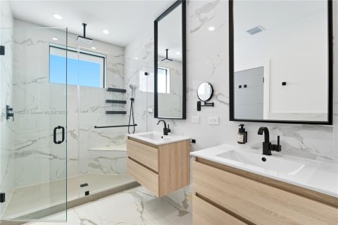 House in Miami, Florida 4 bedrooms, 240.99 sq.m. № 1944126 - photo 17