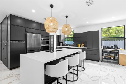 House in Miami, Florida 4 bedrooms, 240.99 sq.m. № 1944126 - photo 9