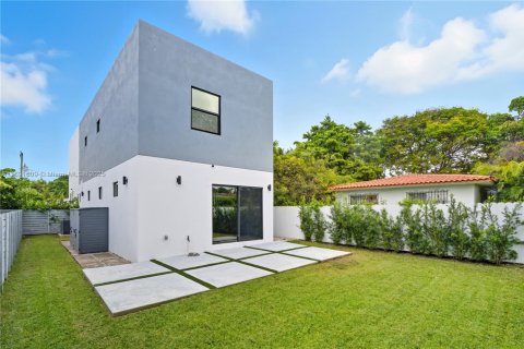 House in Miami, Florida 4 bedrooms, 240.99 sq.m. № 1944126 - photo 25