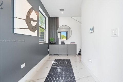 House in Miami, Florida 4 bedrooms, 240.99 sq.m. № 1944126 - photo 4
