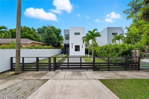 House in Miami, Florida 4 bedrooms, 240.99 sq.m. № 1944126 - photo 2