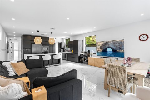 House in Miami, Florida 4 bedrooms, 240.99 sq.m. № 1944126 - photo 7