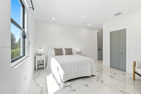 House in Miami, Florida 4 bedrooms, 240.99 sq.m. № 1944126 - photo 19
