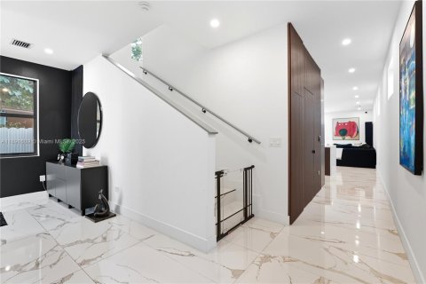 House in Miami, Florida 4 bedrooms, 240.99 sq.m. № 1944126 - photo 5