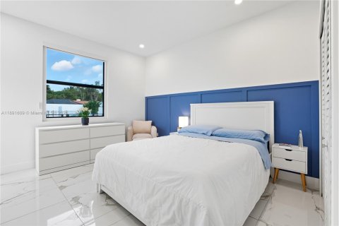 House in Miami, Florida 4 bedrooms, 240.99 sq.m. № 1944126 - photo 10
