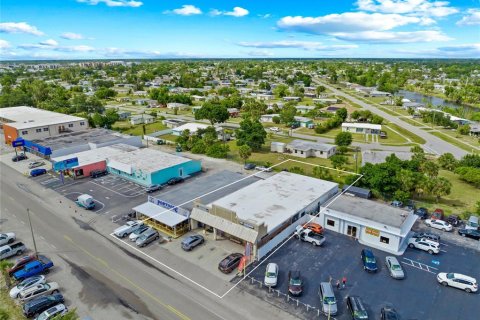 Propiedad comercial en alquiler en Port Charlotte, Florida, 325.16 m2 № 1561080 - foto 3