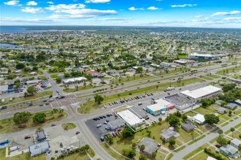 Propiedad comercial en alquiler en Port Charlotte, Florida, 325.16 m2 № 1561080 - foto 4